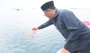 Bupati Boalemo Tabur Bunga di Laut