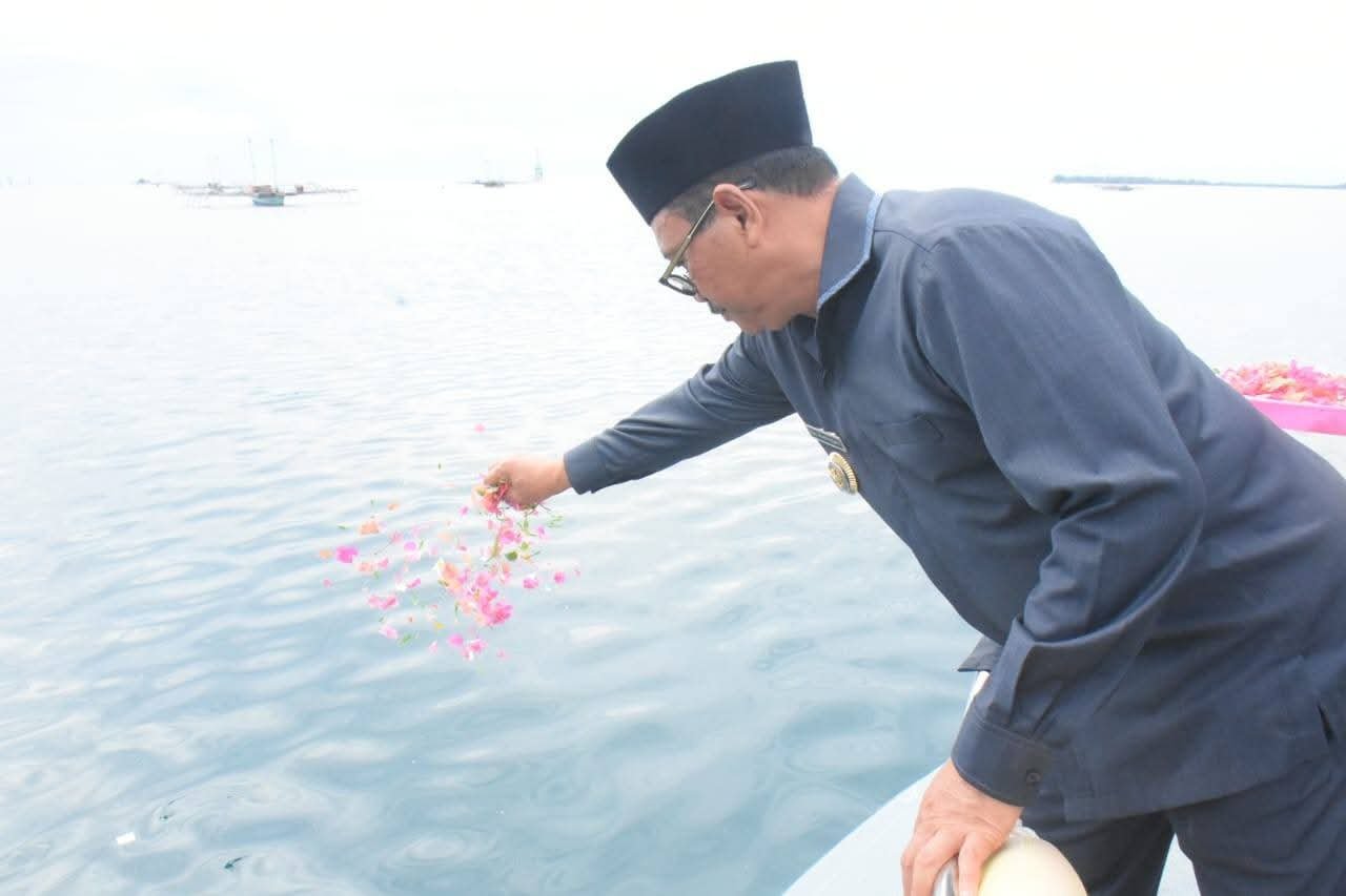 Bupati Boalemo Tabur Bunga di Laut