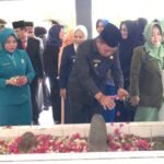 Wabup Risman Tolingguhu usai mengikuti upacara dan prosesi tabur bunga di Makam Pahlawan Nasional Nani Wartabone dalam rangka Peringatan Hari Pahlawan ke-80 Tahun 2025.