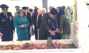 Wabup Risman Tolingguhu usai mengikuti upacara dan prosesi tabur bunga di Makam Pahlawan Nasional Nani Wartabone dalam rangka Peringatan Hari Pahlawan ke-80 Tahun 2025.