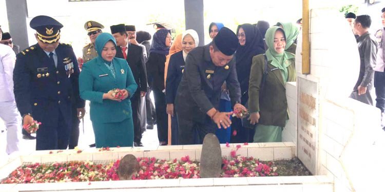 Wabup Risman Tolingguhu usai mengikuti upacara dan prosesi tabur bunga di Makam Pahlawan Nasional Nani Wartabone dalam rangka Peringatan Hari Pahlawan ke-80 Tahun 2025.