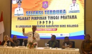 Bupati Bone Bolango, Ismet Mile didampingi Ketua DPRD Faisal Yunus, Sekretaris Daerah Iwan Mustapa, dan Tim Panitia Seleksi (Pansel), serta Asessor saat menghadiri dan membuka seleksi terbuka Pejabat Pimpinan Tinggi Pratama (PPTP) di lingkungan Pemerintah Kabupaten Bone Bolango. (F.AKP-Diskominfo)