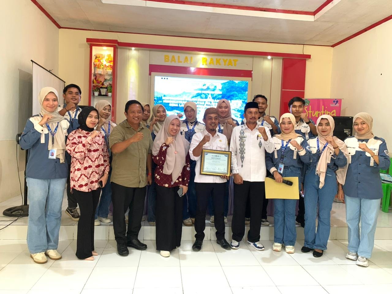 Pemdes dan Mahasiswa KKN UNG Launching Website Desa Lahumbo