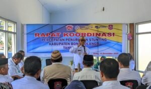 Bupati Ismet Mile didampingi Ketua T.P PKK Bone Bolango, Ruwaida Ismet Mile saat membuka Rapat Koordinasi Percepatan Penurunan Stunting Kabupaten Bone Bolango Tahun 2025 yang digelar di Gallery dan Coffee Shop Bone Bolango, Rabu, 10 Desember 2025.