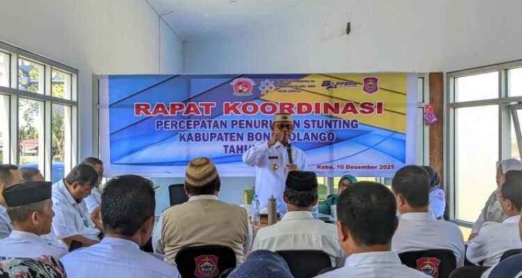 Bupati Ismet Mile didampingi Ketua T.P PKK Bone Bolango, Ruwaida Ismet Mile saat membuka Rapat Koordinasi Percepatan Penurunan Stunting Kabupaten Bone Bolango Tahun 2025 yang digelar di Gallery dan Coffee Shop Bone Bolango, Rabu, 10 Desember 2025.