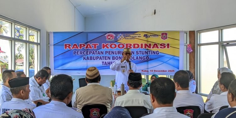 Bupati Ismet Mile didampingi Ketua T.P PKK Bone Bolango, Ruwaida Ismet Mile saat membuka Rapat Koordinasi Percepatan Penurunan Stunting Kabupaten Bone Bolango Tahun 2025 yang digelar di Gallery dan Coffee Shop Bone Bolango, Rabu, 10 Desember 2025.