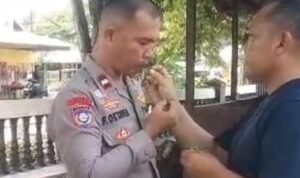Anggota Polisi di Polsek Popayato Disuapin Rumput Anggota Polisi di Polsek Popayato Disuapin Rumput