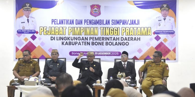 Bupati Bone Bolango Ismet Mile melantik Pejabat Pimpinan Tinggi Pratama di lingkungan Pemkab Bone Bolango, Senin,22 Desember 2025, di Kantor Bupati Bone Bolango.