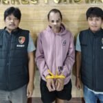Dengan Tangan Diborgol pelaku penganiayaan kasir Salon Kecantikan di Pohuwato Diamankan Polres Pohuwato ( Foto : Humas Polres Pohuwato)