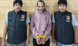 Dengan Tangan Diborgol pelaku penganiayaan kasir Salon Kecantikan di Pohuwato Diamankan Polres Pohuwato ( Foto : Humas Polres Pohuwato)