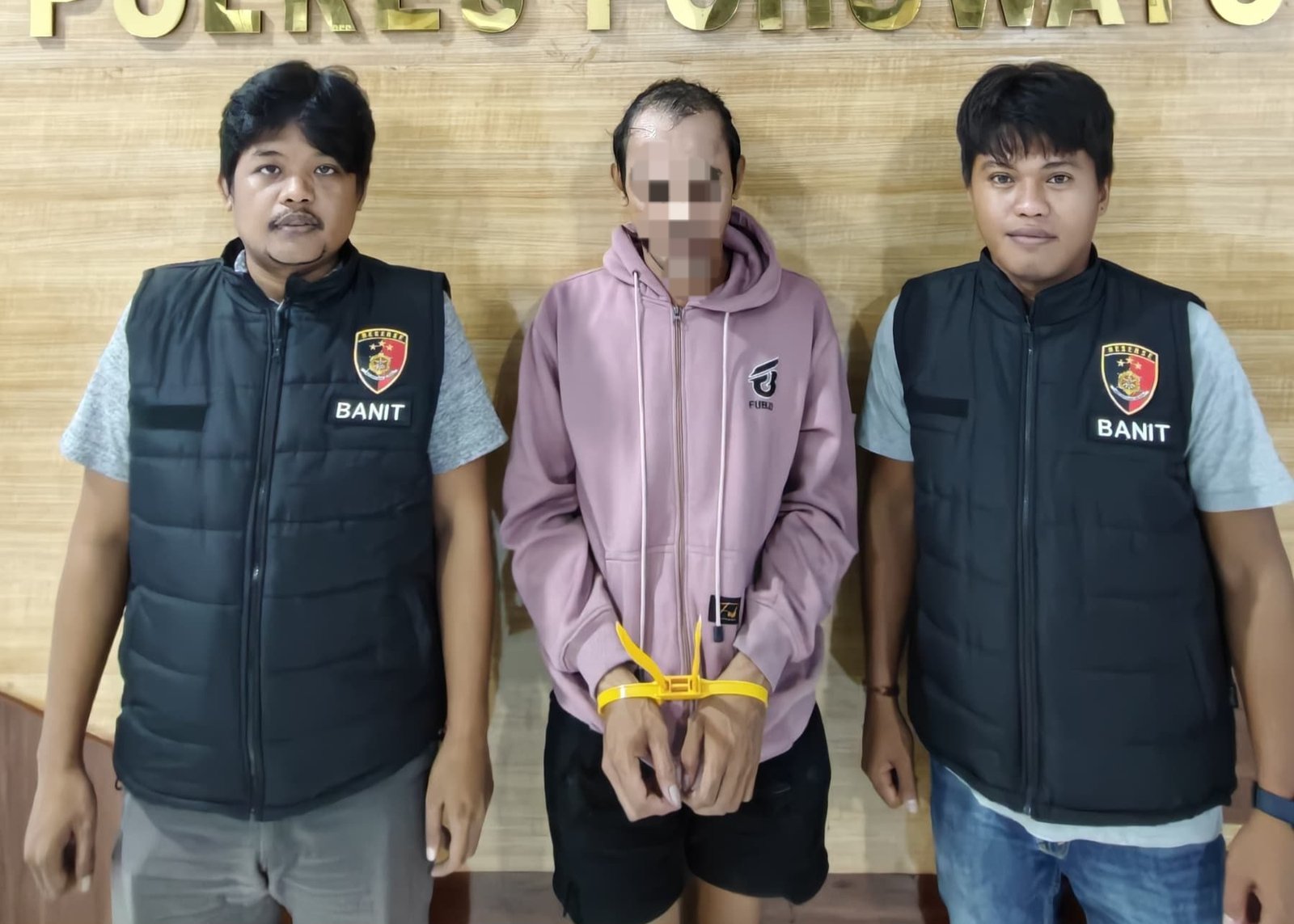 Dengan Tangan Diborgol pelaku penganiayaan kasir Salon Kecantikan di Pohuwato Diamankan Polres Pohuwato ( Foto : Humas Polres Pohuwato)