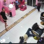 Potongan gambar dalam video tindakan kekerasan yang dilakukan pria berbaju hitam kepada wanita berjilbab di sebuah salon Kecantikan di Marisa, Pohuwato