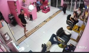 Potongan gambar dalam video tindakan kekerasan yang dilakukan pria berbaju hitam kepada wanita berjilbab di sebuah salon Kecantikan di Marisa, Pohuwato