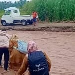 Jembatan Putus,Warga Terpaksa Sebrangi Sungai