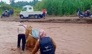 Jembatan Putus,Warga Terpaksa Sebrangi Sungai