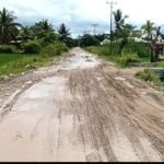 Jalan Tolangohula Rusak dan Berlumpur