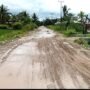 Jalan Tolangohula Rusak dan Berlumpur