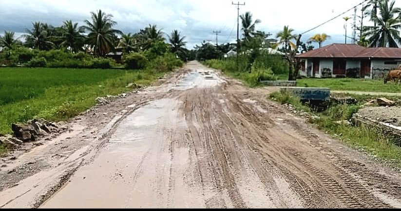 Jalan Tolangohula Rusak dan Berlumpur
