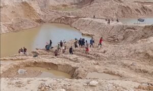 Puluhan Penambang Tradisional Beraktivitas di Kawasan PETI Dengilo
