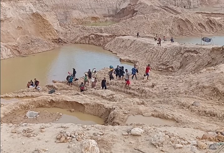 Puluhan Penambang Tradisional Beraktivitas di Kawasan PETI Dengilo