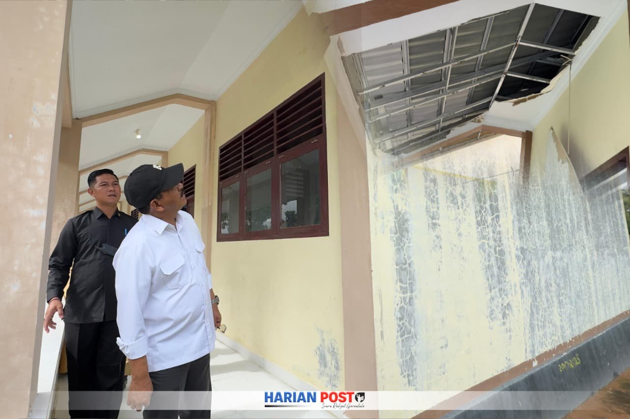 Bupati Boalemo Rum Pagau meninjau Bangunan laboratorium komputer di SMP Negeri 10 dan SMP Negeri 12 Paguyaman.