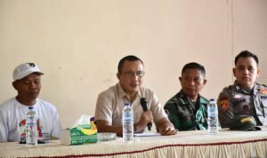 Wakil Bupati Boalemo, Lahmuddin Hambali saat menghadiri musyawarah rencana pemindahan TPU di desa Potanga