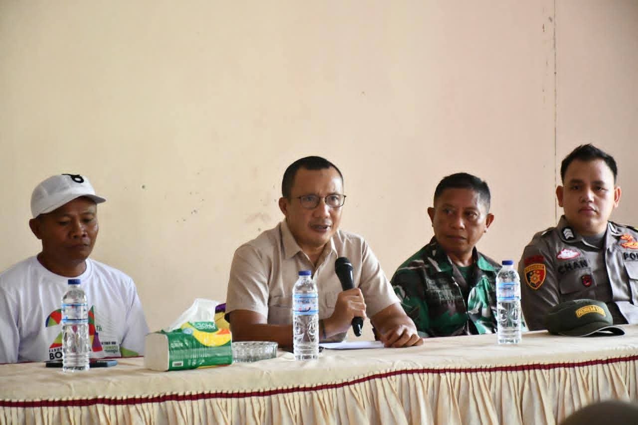 Wakil Bupati Boalemo, Lahmuddin Hambali saat menghadiri musyawarah rencana pemindahan TPU di desa Potanga