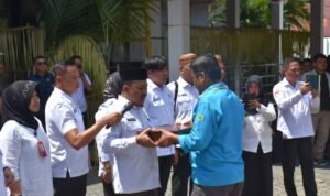 Sekretaris Daerah kabupaten Boalemo, Sherman Moridu menerima rombongan kirab Duplikat Bendera Pusaka Merah Putih