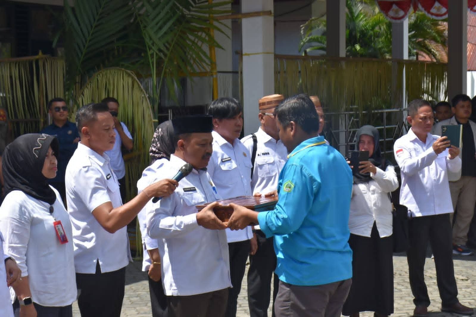 Sekretaris Daerah kabupaten Boalemo, Sherman Moridu menerima rombongan kirab Duplikat Bendera Pusaka Merah Putih
