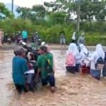 Siswa di Polohungo Rela Sebrangi Sungai Deras