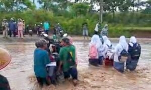 Siswa di Polohungo Rela Sebrangi Sungai Deras