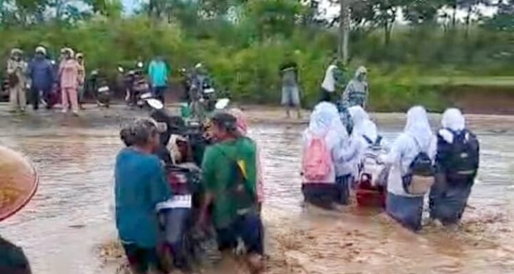 WhatsApp Image 2026-01-21 at 20.57.59 Siswa di Polohungo Rela Sebrangi Sungai Deras