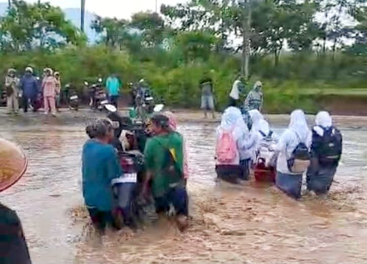 Siswa di Polohungo Rela Sebrangi Sungai Deras