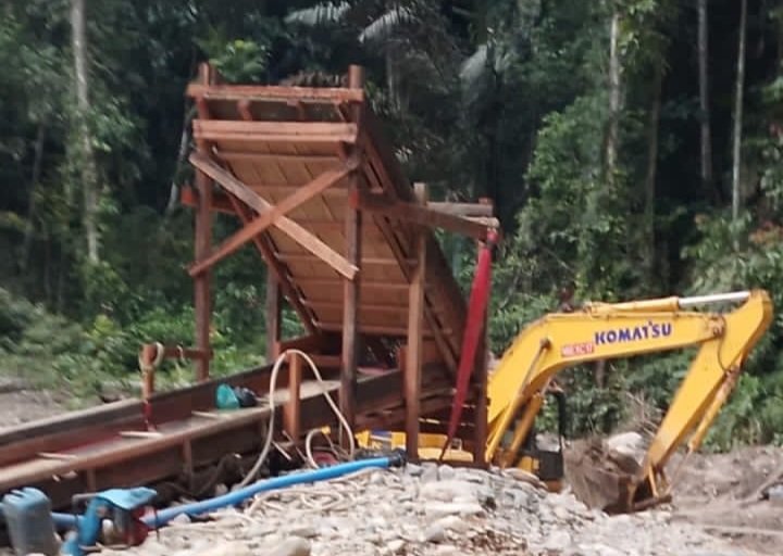 Alat Berat Excavator yang Digunakan Pada PETI Tamaila Utara