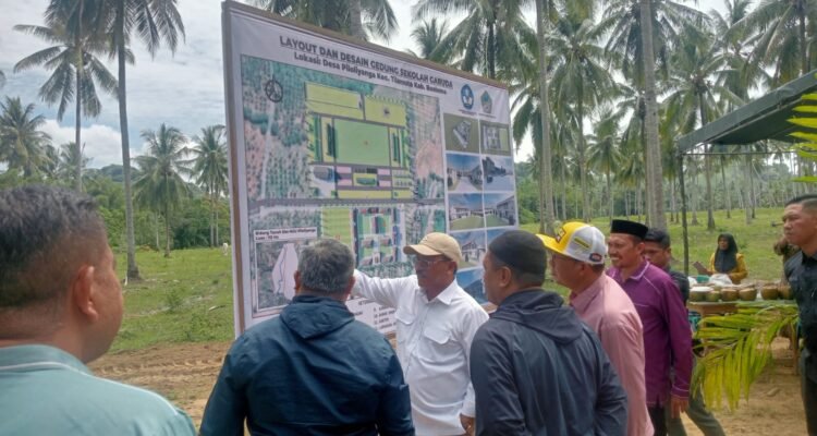 Bupati Boalemo, Rum Pagau, mendampingi tim dari Kemendiktisainstek meninjau lokasi rencana pembangunan SMA Unggul Garuda