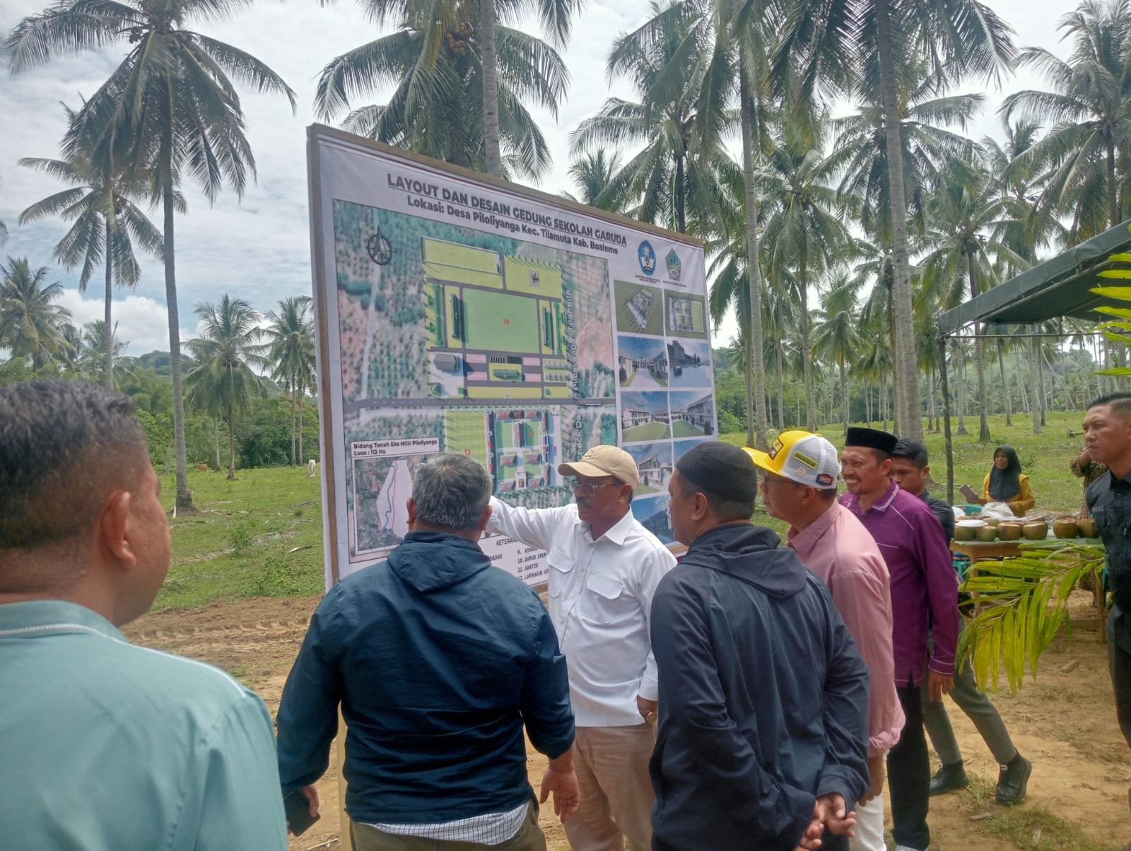 Bupati Boalemo, Rum Pagau, mendampingi tim dari Kemendiktisainstek meninjau lokasi rencana pembangunan SMA Unggul Garuda