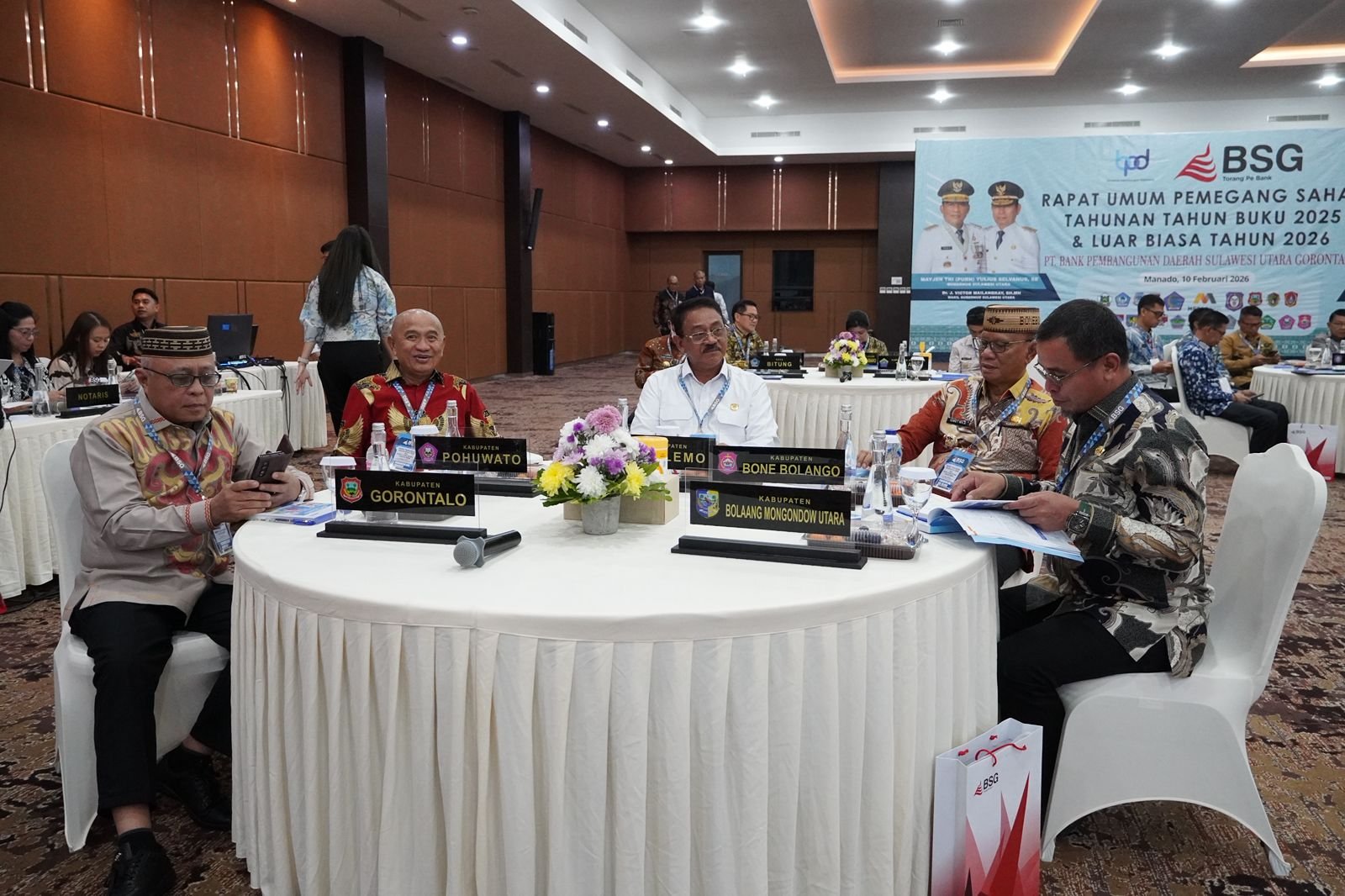 Bupati Boalemo Rum Pagau (Kameja Putih) hadiri RUPS BSG.