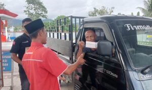 SPBU Tilamuta berbagi takjil bagi pengendara yang melakukan pengisian BBM