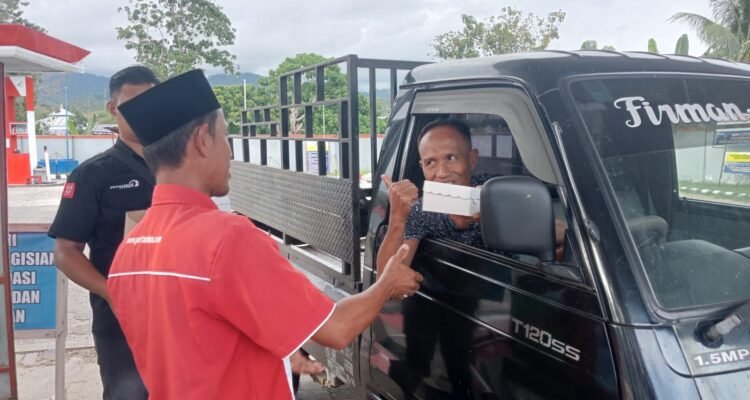 SPBU Tilamuta berbagi takjil bagi pengendara yang melakukan pengisian BBM