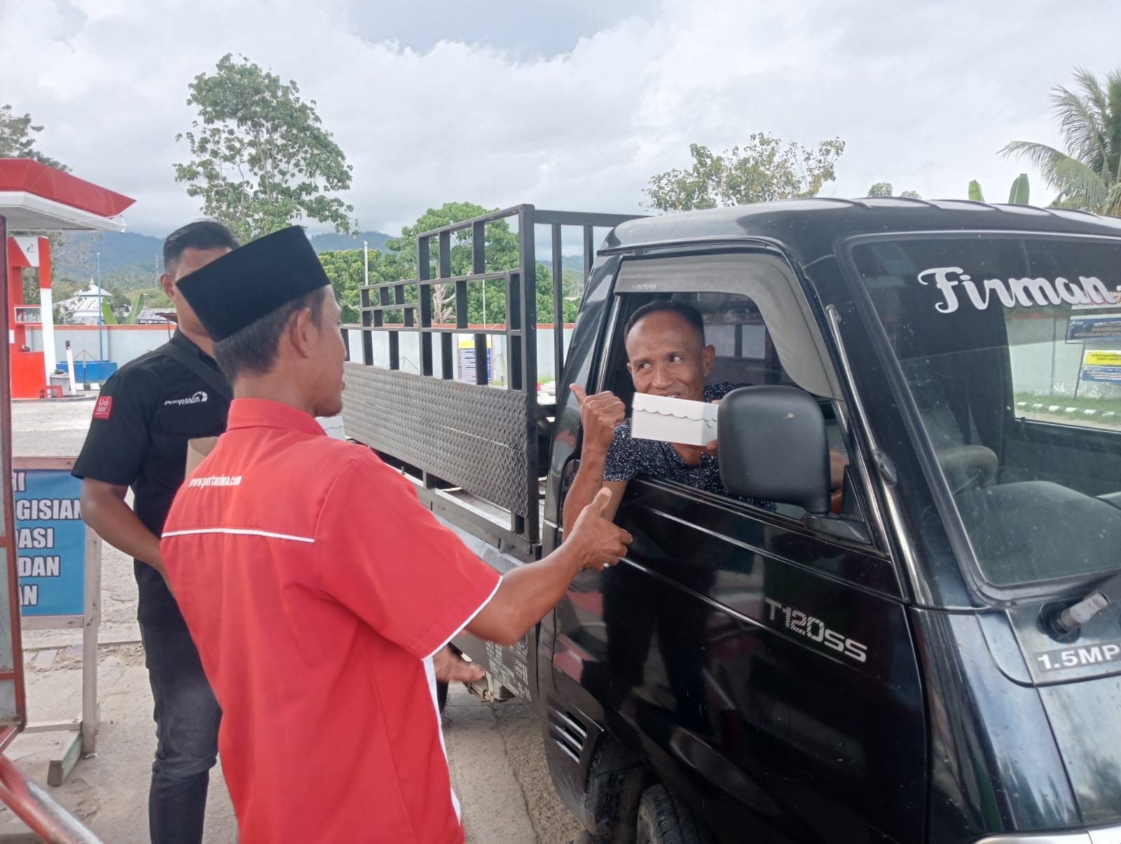 SPBU Tilamuta berbagi takjil bagi pengendara yang melakukan pengisian BBM