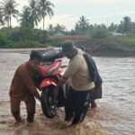 Warga Polohungo Bahu - Membahu Angkat Motor Sebrangi Sungai