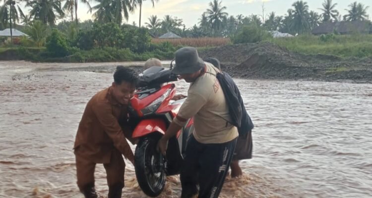 Warga Polohungo Bahu - Membahu Angkat Motor Sebrangi Sungai