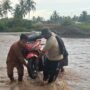 Warga Polohungo Bahu - Membahu Angkat Motor Sebrangi Sungai