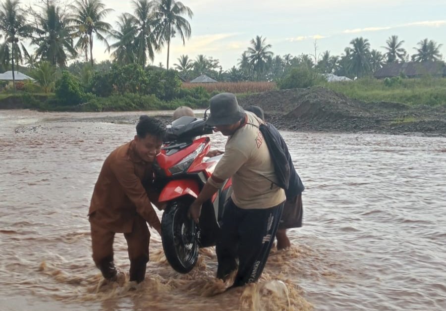 Warga Polohungo Bahu - Membahu Angkat Motor Sebrangi Sungai