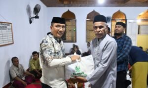 Wakil Bupati Boalemo Lahmuddin Hambali Salurkan Bantuan Kepada Masyarakat