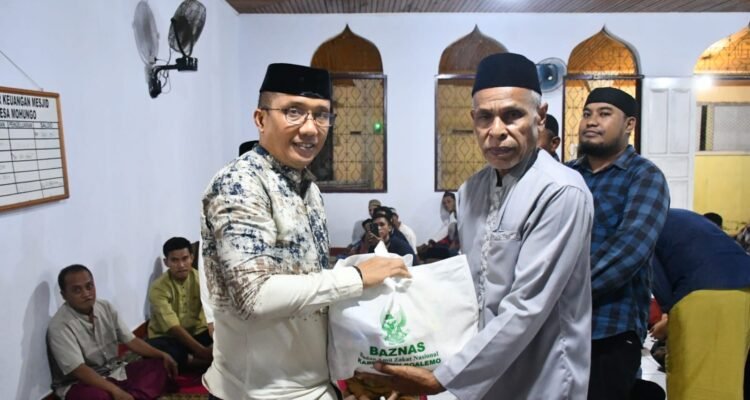 Wakil Bupati Boalemo Lahmuddin Hambali Salurkan Bantuan Kepada Masyarakat