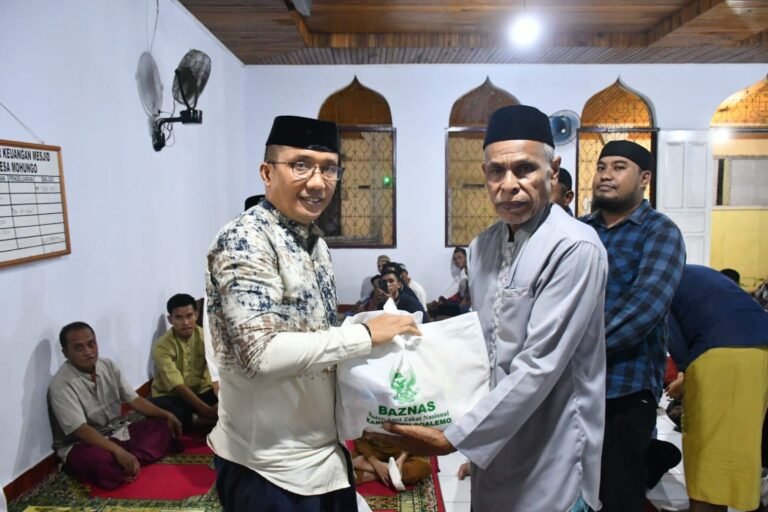 Wakil Bupati Boalemo Lahmuddin Hambali Salurkan Bantuan Kepada Masyarakat