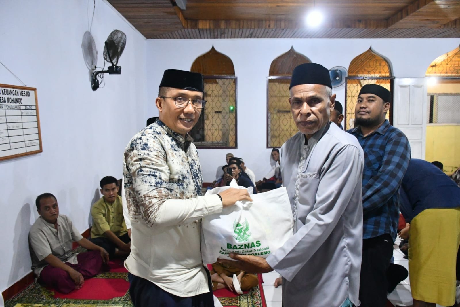 Wakil Bupati Boalemo Lahmuddin Hambali Salurkan Bantuan Kepada Masyarakat