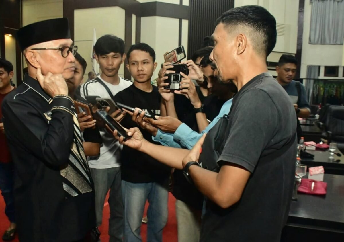 Bupati Pohuwato Saipul Mbuinga Diwawancarai Wartawan Usai Rapat Paripurna Penyampaian Nota Pengantar LKPJ Tahun 2025 ( Foto: Iwan Karim)