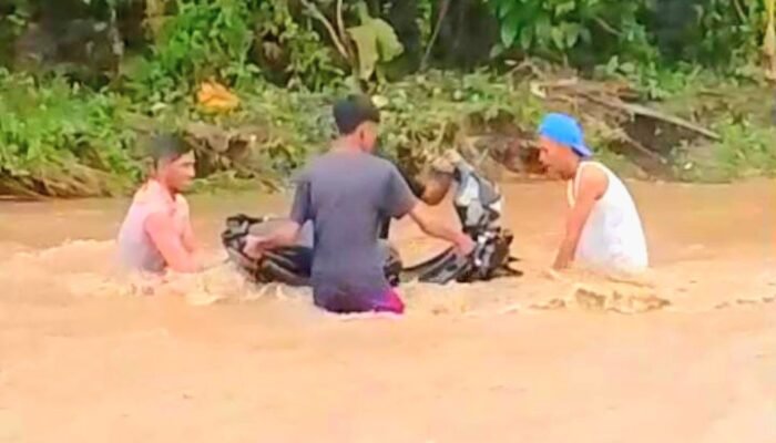 Nyaris Hanyut! Warga Polohungo Terjang Sungai Karena Tak Ada Jembatan